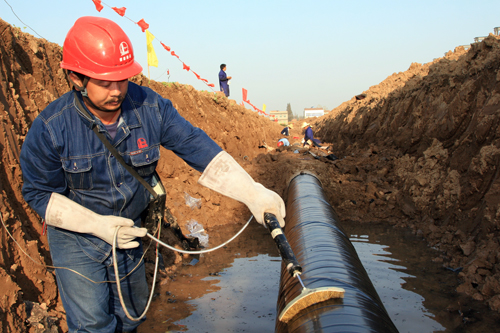 案例分析：輸送油、氣管道安裝電伴熱系統(tǒng) 需要?jiǎng)兊艄艿婪栏瘜樱?圖1)
